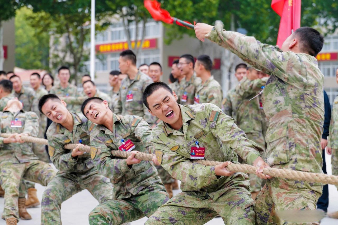 球队在训练场上严谨备战，备受鼓舞